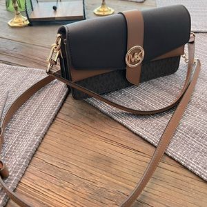 Michael Michael Kors SIGNATURE CHARM TRIPLE GUSSET CROSSBODY bag